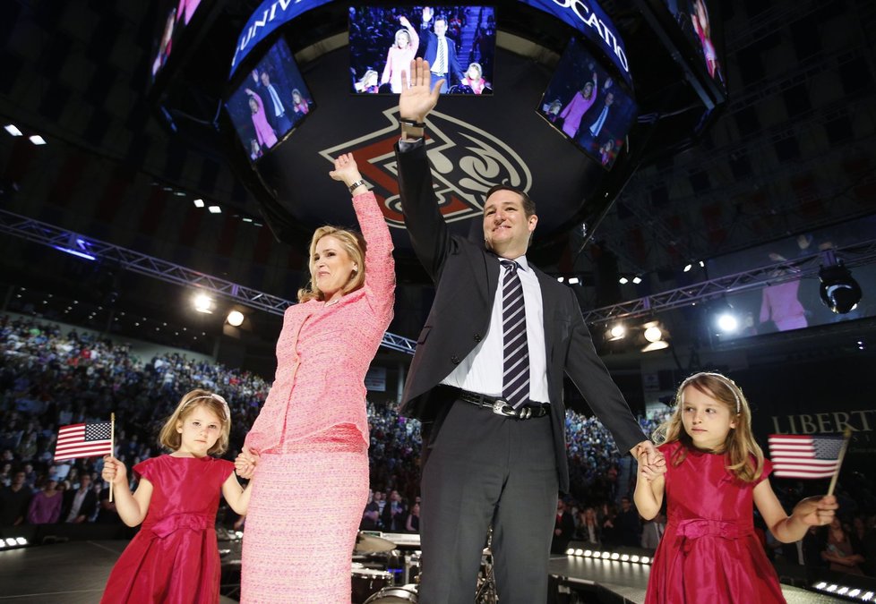 Republikánský kandidát Ted Cruz s rodinou