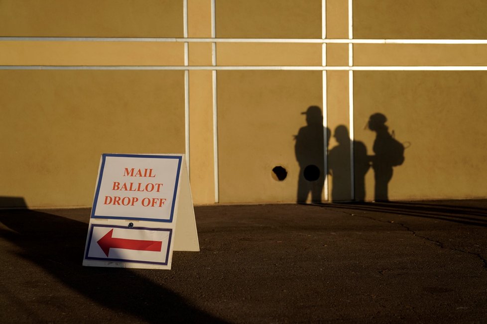 Američané vyrazili k volbám. Hovoří o velmi vysoké voličské účasti. (3. 11. 2020)