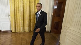 Barack Obama přichází na tiskovku, na které komentoval volební propadák demokratů