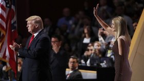 Donald Trump v Clevelandu vystoupil se svou řečí k oficiální kandidatuře. Podpořila ho jeho manželka, dcera i republikánští stoupenci.