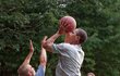 Barack si před volbami šel zahrát basket.
