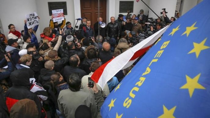 Volby v Bělorusku provázejí protesty opozice