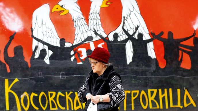 Volby v neklidném Kosovu byly poznamenány zastrašováním a násilnostmi. Na snímku je zeď s motivem srbské orlice v Mitrovici, písmena v erbu odkazují k heslu „Jenom jednota spasí Srby“