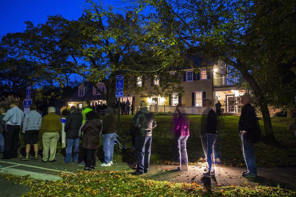 Voliči ve Virginii stáli frontu na hlasování před historickou budovou tzv. Hunter House.