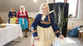 Ludmila Mikulčáková (85, u urny) se svými kamarádkami Josefou Kotáskovou (86, úplně vlevo) a Anežkou Sabáčkovou (85) z Vacenovic na Hodonínsku ještě nevynechaly nikdy žádné volby.