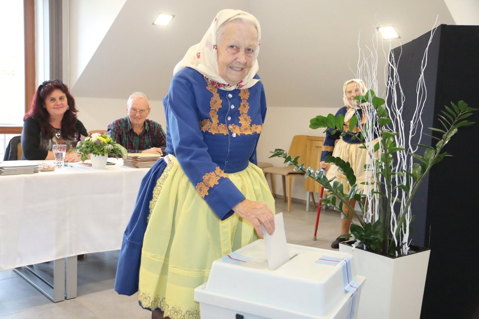 Josefa Kotásková (86) z Vacenovic na Hodonínsku splnila svoji občanskou povinnost. Volit byla v pátek před kostelem.