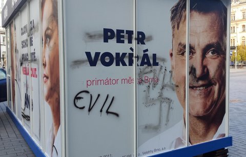 »Zlo« a hákové kříže: Španělka (21) posprejovala v Brně volební stánek