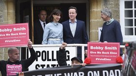 Šéf konzervativců David Cameron s manželkou Samanthou u britských voleb