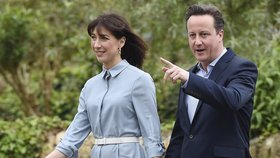 Šéf konzervativců David Cameron s manželkou Samanthou u britských voleb