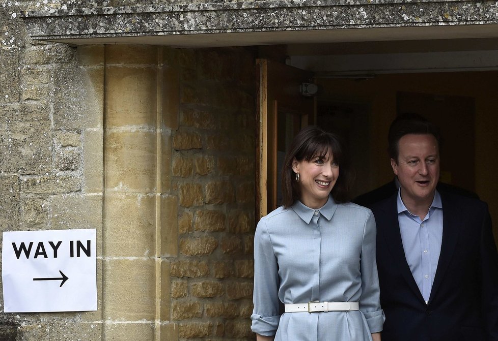 Britský expremiér David Cameron s manželkou Samanthou.