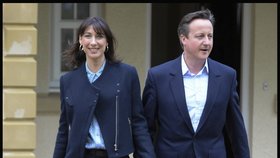 Šéf konzervativců a premiér David Cameron s manželkou