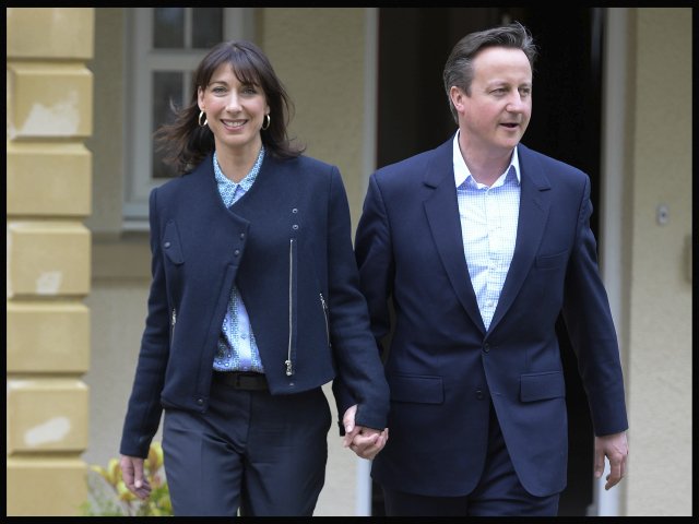 Šéf konzervativců a premiér David Cameron s manželkou