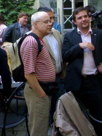 Bývalý eurokomisař s oblíbeným batůžkem na zádech