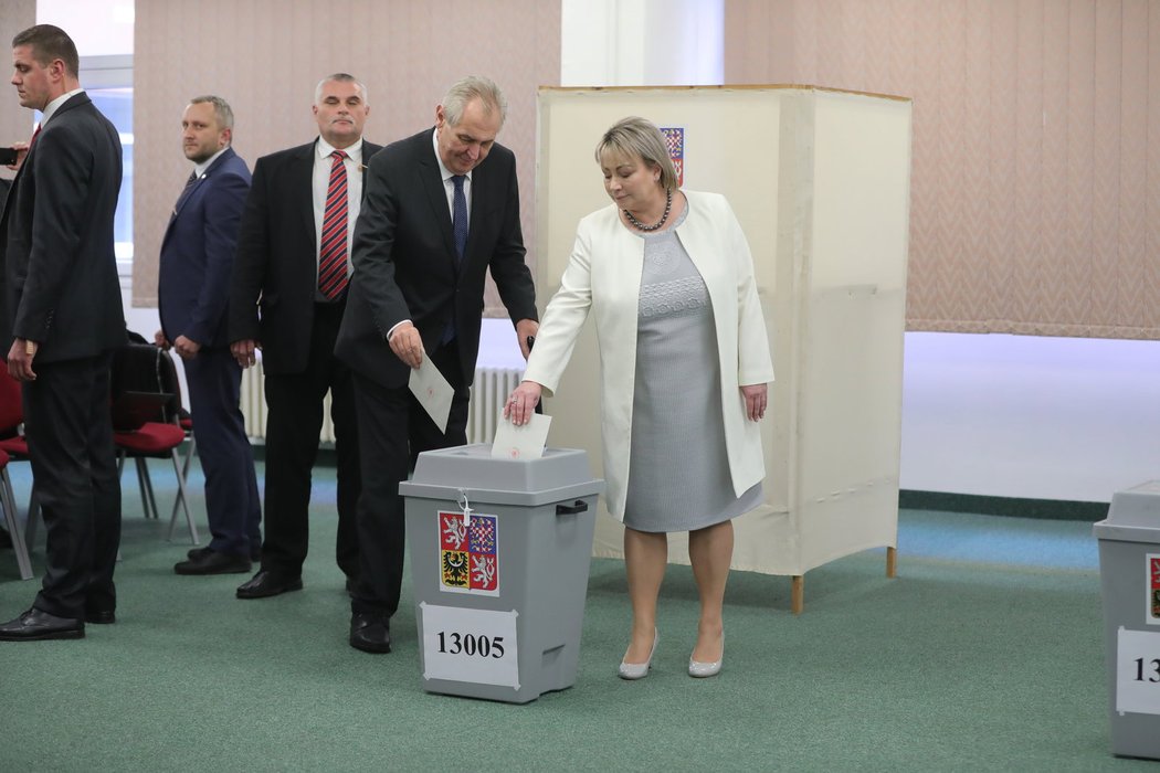 Miloš Zeman přijel volit s manželkou.