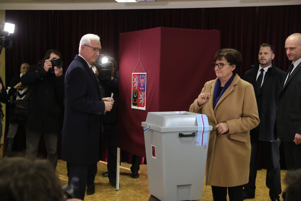 Kandidát na prezidenta Drahoš s manželkou při volbě.