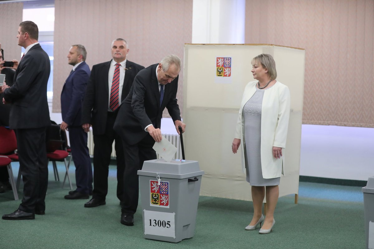 Přísná bezpečnostní opatření: Zeman vyhlížel prsa.