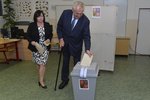 Prezident Miloš Zeman a jeho manželka Ivana odevzdali své hlasy v druhém kole senátních voleb 17. října v Praze-Lužinách