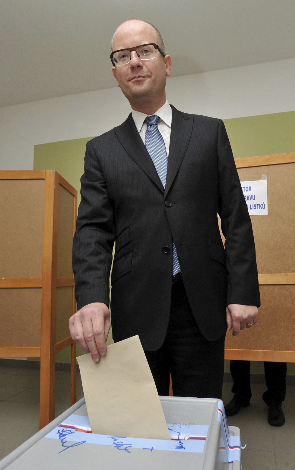 Premiér Bohuslav Sobotka odevzdal svůj hlas ve druhém kole senátních voleb 17. října ve Slavkově u Brna.