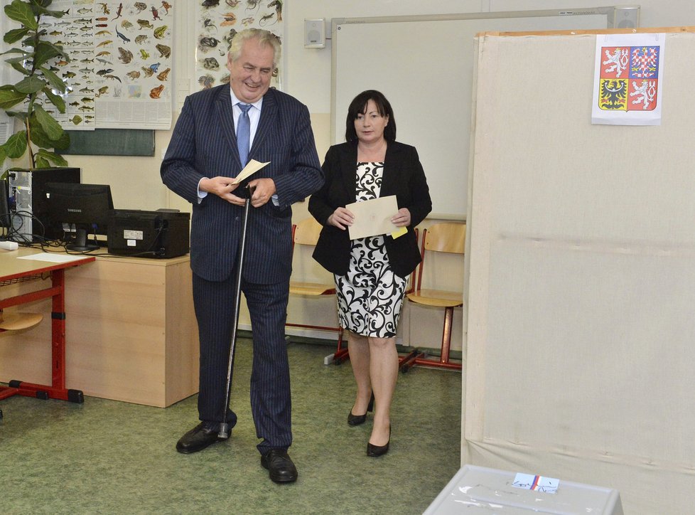 Prezident Miloš Zeman a jeho manželka Ivana odevzdali své hlasy v druhém kole senátních voleb 17. října v Praze-Lužinách