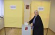 Lidmila Lavičková přinesla volební komisi čerstvě upečený štrúdl. Odvolila, až když vše zkontrolovala.