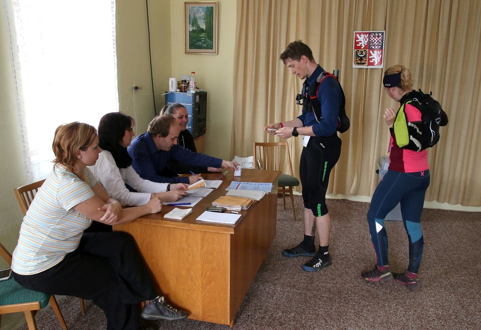 Účastníci běžeckého závodu Trailmaniacs na Slapech, kteří si vyřídili volební průkaz, volili 21. října na trase závodu v Nahorubech na Benešovsku.