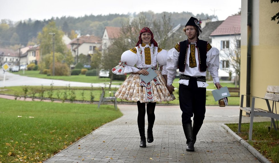 Členové Březolupské chasy odevzdali 21. října svůj hlas ve volbách do Poslanecké sněmovny v obci Březolupy na Uherskohradišťsku, kde se ten den konaly tradiční slovácké hody.