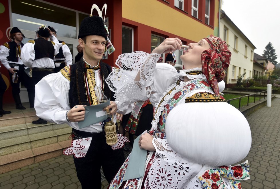 Členové Březolupské chasy odevzdali 21. října svůj hlas ve volbách do Poslanecké sněmovny v obci Březolupy na Uherskohradišťsku, kde se ten den konaly tradiční slovácké hody.