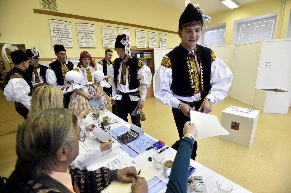 Členové Březolupské chasy odevzdali 21. října svůj hlas ve volbách do Poslanecké sněmovny v obci Březolupy na Uherskohradišťsku, kde se ten den konaly tradiční slovácké hody.