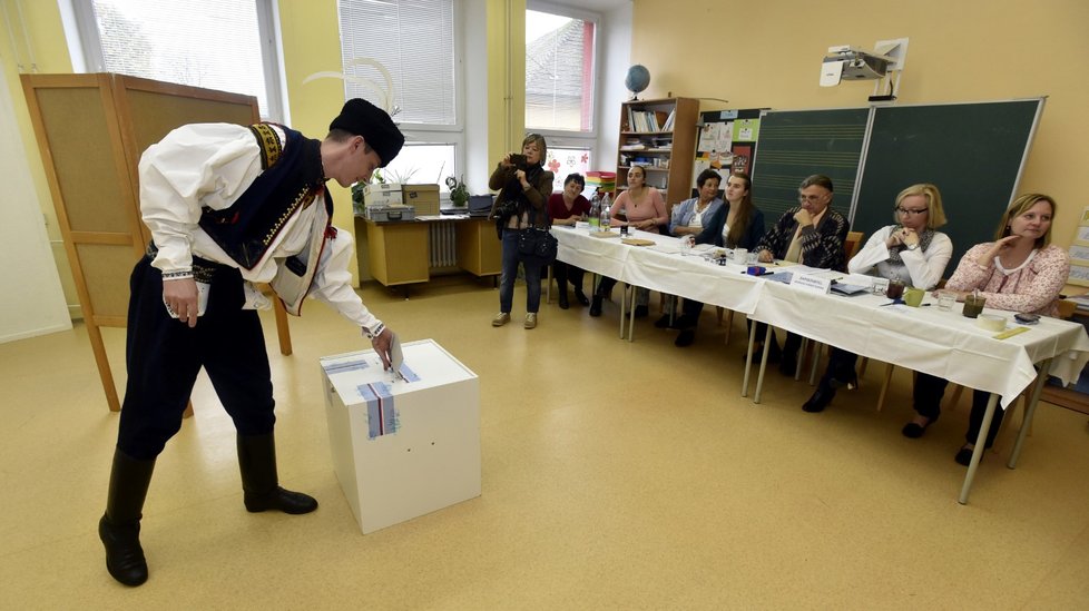 Členové Březolupské chasy odevzdali 21. října svůj hlas ve volbách do Poslanecké sněmovny v obci Březolupy na Uherskohradišťsku, kde se ten den konaly tradiční slovácké hody.