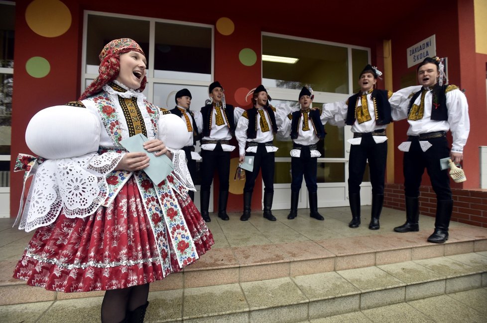 Členové Březolupské chasy odevzdali 21. října svůj hlas ve volbách do Poslanecké sněmovny v obci Březolupy na Uherskohradišťsku, kde se ten den konaly tradiční slovácké hody.