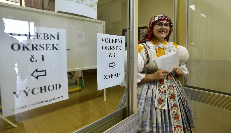 Členové Březolupské chasy odevzdali 21. října svůj hlas ve volbách do Poslanecké sněmovny v obci Březolupy na Uherskohradišťsku, kde se ten den konaly tradiční slovácké hody.