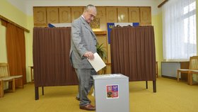 Volby do Sněmovny: Karel Schwarzenberg se poučil a chybu z prezidentské volby nezopakoval. Tentokrát odevzdal platný hlas