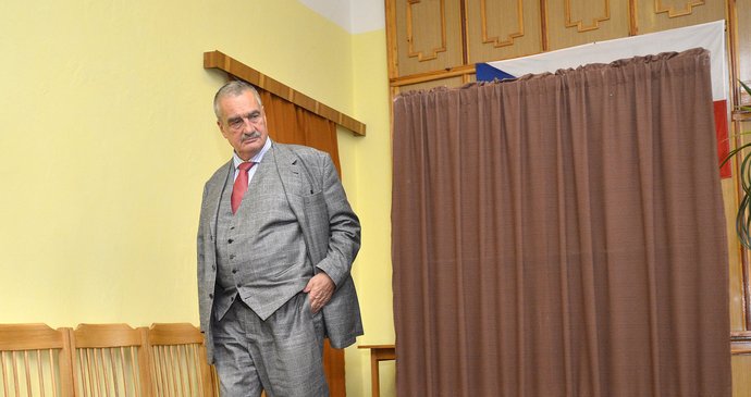 Karel Schwarzenberg opět volil v Sýkořici