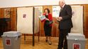 Václav Klaus dorazil volit v Kobylisích i s manželkou Livií, která se však brzy chystá na svou velvyslaneckou misi na Slovensko