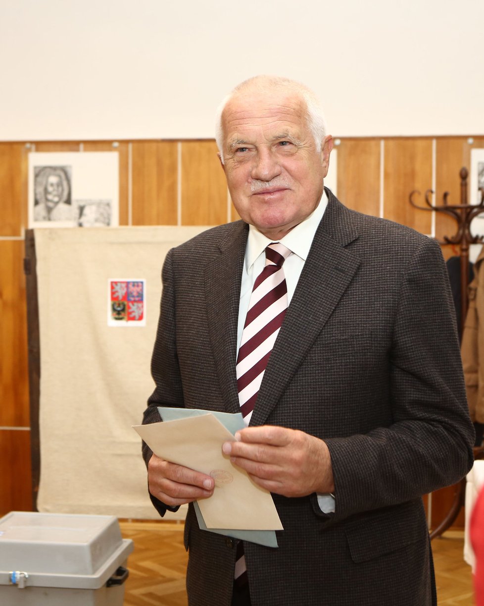 Volby 2013: Václav Klaus odevzdává svůj hlas. Podpořil Hlavu vzhůru Jany Bobošíkové.