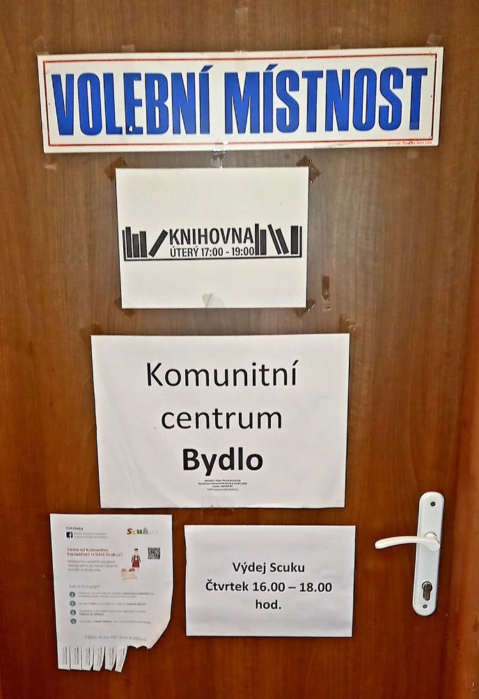 Volební místnost ve středočeských Zákolanech