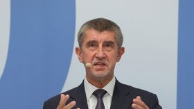 Superdebata Blesk.cz: Andrej Babiš (ANO) s nálepkou od Lubomíra Zaorálka (ČSSD)