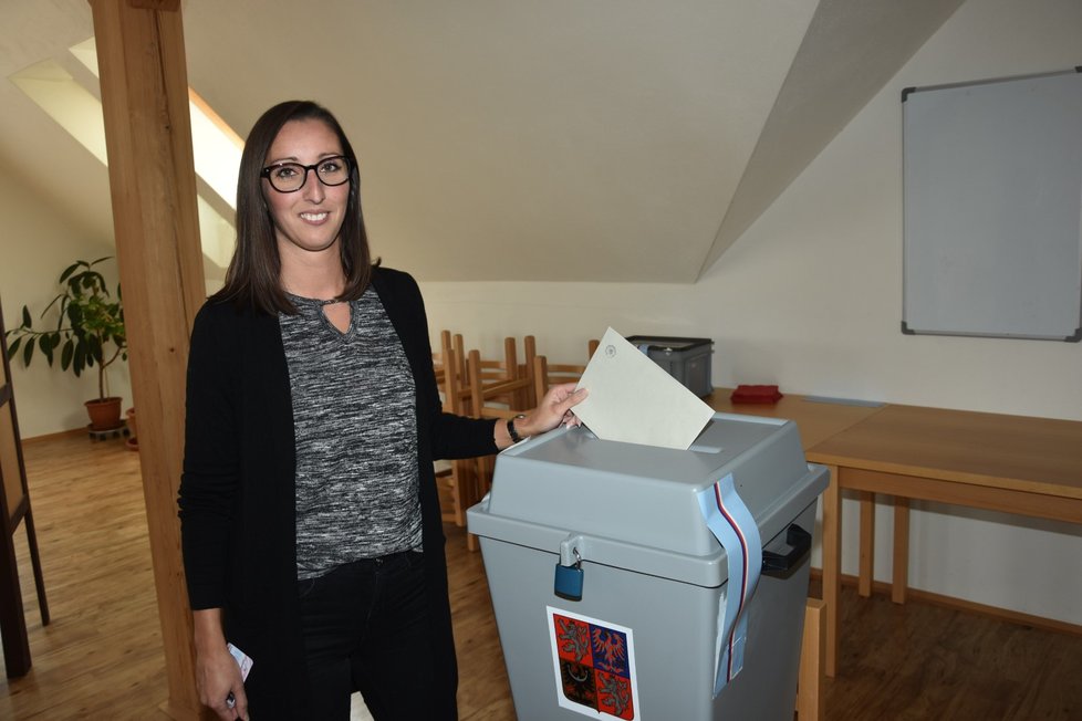 Martina Kozelková (35), členka volební komise v Záchlumí na Tachovsku, hází hlasovací lístek do volební urny.