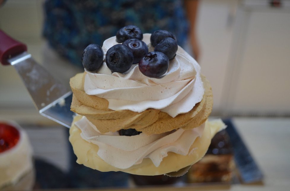 Bolševik je z ovocného mascarpone a třešně, které by se hodily, ale nejsou, nahrazují borůvky.