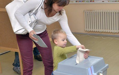 Jeden lístek jste si vybrali, případně na něm zakroužkovali čtyři oblíbené kandidáty, a svůj hlas jste vhodili do urny.