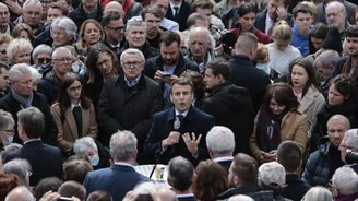 Začaly volby prezidenta Francie, favority pro druhé kolo jsou Macron a Le Penová 