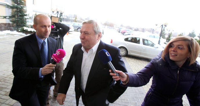 Miroslav Šlouf odmítal odpovídat na dotazy novinářů.