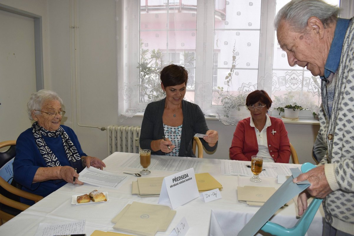 Většinu voličů dobře zná a oslovuje je jménem.