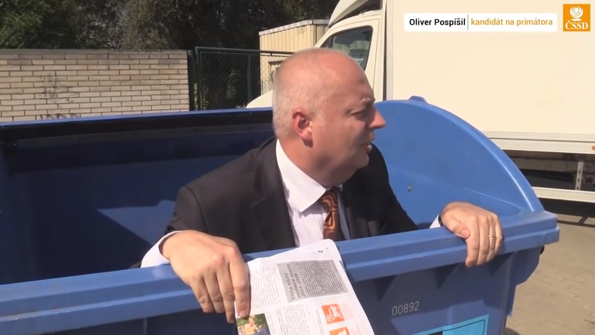 Kandidát na brněnského primátora za ČSSD Oliver Pospíšil (48, ČSSD) nabízí odpady zdarma a notně vylekal důchodkyni, když vylezl z kontejneru.