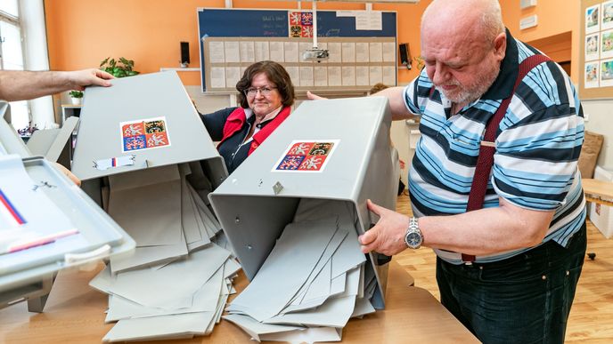 Po zavření volebních místností práce členů 14766 okrskových volebních komisí rozhodně neskončila. Hlasy je potřeba sečíst a odevzdat na Český statistický úřad