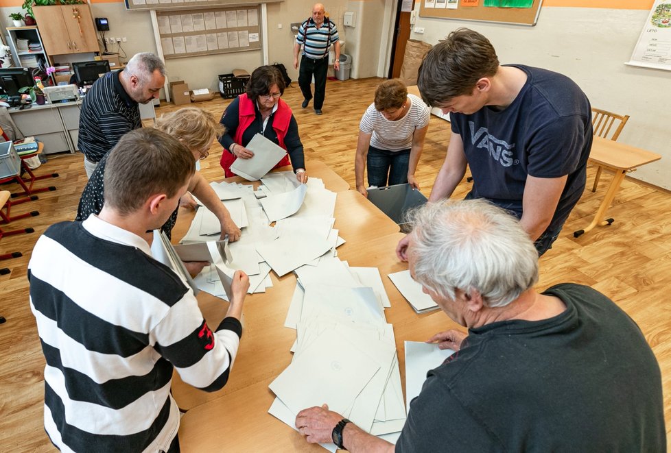 Po zavření volebních místností práce členů 14766 okrskových volebních komisí rozhodně neskončila. Hlasy je potřeba sečíst a odevzdat na Český statistický úřad