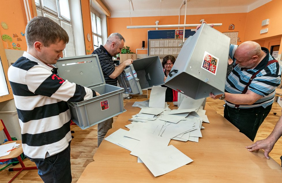 Po zavření volebních místností práce členů 14766 okrskových volebních komisí rozhodně neskončila. Hlasy je potřeba sečíst a odevzdat na Český statistický úřad.