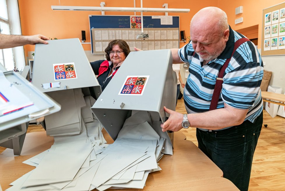 Po zavření volebních místností práce členů 14766 okrskových volebních komisí rozhodně neskončila. Hlasy je potřeba sečíst a odevzdat na Český statistický úřad.