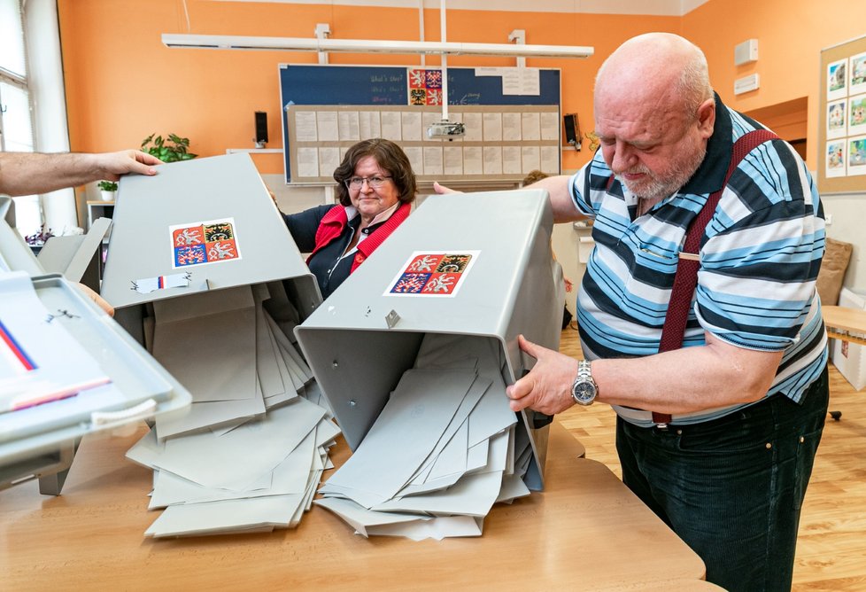 Po zavření volebních místností práce členů 14 766 okrskových volebních komisí rozhodně neskončila. Hlasy je potřeba sečíst a odevzdat na Český statistický úřad.