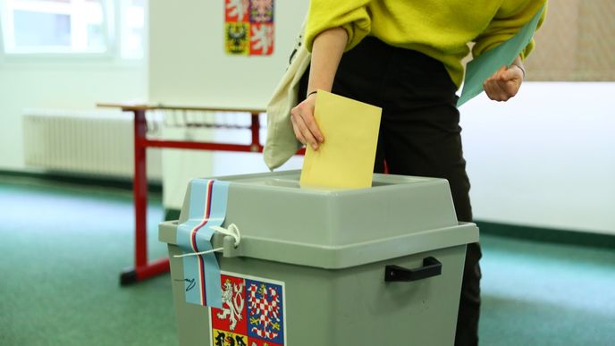 V Česku začaly volby do třetiny Senátu a krajských zastupitelstev